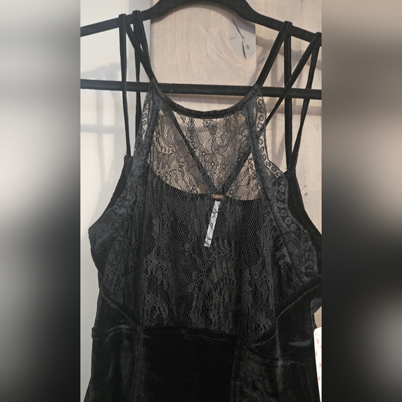 FREE PEOPLE Ellie Black velvet/lace top. Size M NWT - Picture 6 of 11
